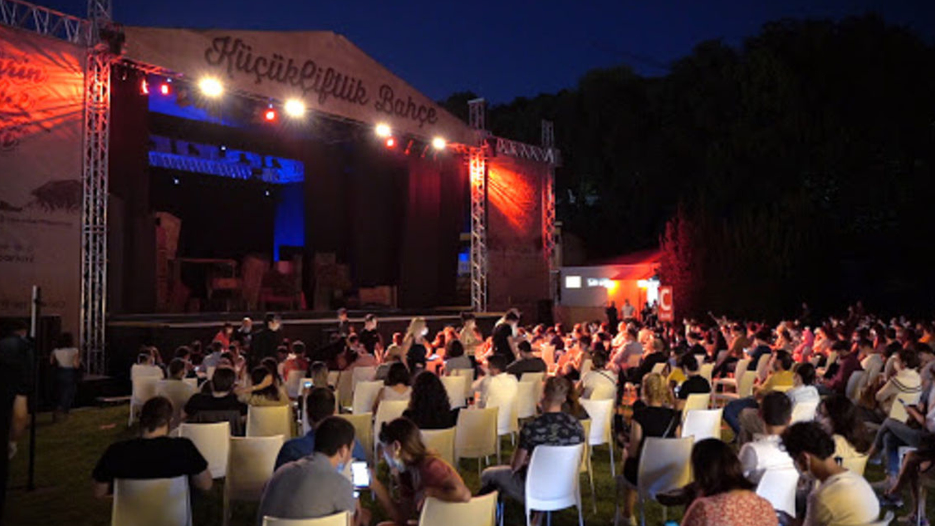 İstabulites Miss The Theater: KucukCiftlik Bahce Theater Opened Its Curtain to A Full House